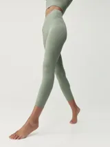 Legging deportivo largo 7/8 color verde salvia, tejido Fit_Tech con tecnología 3D y diseño texturizado que favorece la silueta. Posee cintura ancha con detalle decorativo.