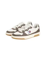 Zapatillas deportivas de corte bajo, color block blanco y marrón oscuro, con cordones. Presentan una suela cupsole de goma color crema y marrón claro, y un parche con el logo de Tommy Jeans en el lateral.