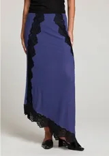 Falda larga azul con dobladillo asimétrico y detalles de encaje negro en los bordes.