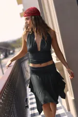 Top de lycra celeste con estampado de lunares negros, corte halter y espalda descubierta.