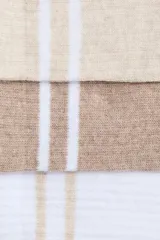 Pack de tres pares de medias deportivas de caña media, confeccionadas en tejido acanalado con dos líneas horizontales en contraste en la parte superior. Incluye un par blanco, uno marrón y uno beige.