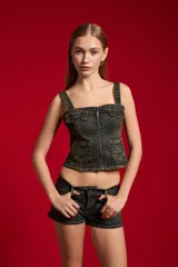Top de jean con lavado oscuro, escote cuadrado y tirantes anchos. Cuenta con cierre frontal y múltiples bolsillos delanteros con solapa y botones.