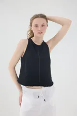 Top de jean negro con escote a la base, espalda tipo nadadora, costura central con pespuntes y ruedo curvo al corte deshilachado.