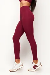 Calza deportiva de talle alto color bordó, confeccionada en poliamida sin costura frontal para mayor comodidad y ajuste perfecto.