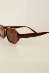 Lentes de sol con armazón de policarbonato en color beige y diseño hexagonal, con cristales oscuros con protección UV400.
