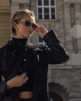 Aros tipo argollas de diseño artesanal con acabado texturizado y forma irregular. Fabricados en bronce y alpaca, con pernos y cierres de plata 925.