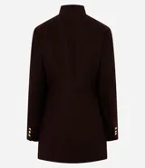 Campera de paño color marrón, con diseño estructurado de doble abotonadura con seis botones metálicos dorados. Presenta cuello alto, mangas largas y corte recto.