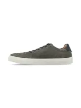 Championes urbanos de gamuza en color gris, con cordones al tono y suela de goma blanca. Presenta un detalle de cuero oscuro en el talón.