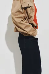 Pantalón de jean color azul oscuro con diseño de pernera ancha, talle alto, bolsillos diagonales al frente y raya marcada planchada en el centro de las piernas.