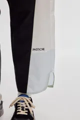 Pantalón colorblock confeccionado en algodón, con diseño bicolor en negro y blanco, cintura elástica ajustable con cordón y bolsillos laterales.