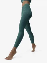 Calza deportiva 7/8 de tiro alto, confeccionada en tejido Skin_Move ligero y resistente. Presenta un estampado abstracto de líneas orgánicas sobre base color verde y cuenta con un bolsillo funcional en la parte trasera.