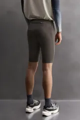 Mallas cortas de running confeccionadas en tejido técnico elástico, con cintura elástica ajustable mediante cordón interior y bajo con aplicación de silicona antideslizante. Presenta detalle de logo estampado en la pernera.