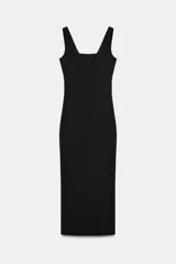 Vestido midi negro, entallado, con escote en pico y tirantes anchos. Presenta detalle de costuras verticales a tono que simulan entredós.