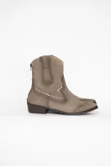 Bota tejana de caña baja color tostado, confeccionada en cuero, con taco bajo y detalles de tachas metálicas en las costuras y la puntera.