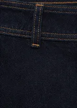 Jeans tiro alto de corte culotte y pierna ancha, en denim azul oscuro con bajo deshilachado, trabillas para cinto y bolsillos traseros.