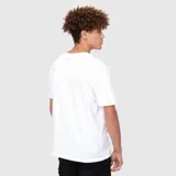 Remera de manga corta y cuello redondo, confeccionada en algodón orgánico de alta calidad. Presenta un diseño básico y versátil con un pequeño detalle de etiqueta en el lateral inferior.