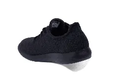 Zapatilla de diseño minimalista confeccionada en lana merino, con cordones al tono y suela de EVA. Presenta un estilo atemporal y versátil, ideal para uso diario.