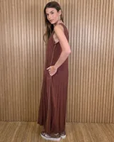 Vestido largo negro de corte holgado, sin mangas y con escote redondo. Presenta detalles de ribetes contrastantes en color beige en los laterales y sisas.