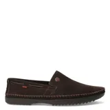 Mocasines de hombre estilo náutico, confeccionados en gamuza color marrón, con costuras decorativas visibles en el contorno y suela de goma oscura.