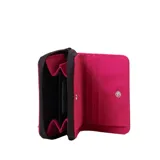 Billetera pequeña color rosa con cierre perimetral negro y parche rectangular con logo de la marca en el frente.