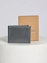 Billetera de cuero color gris oscuro con costuras al tono y logo en bajo relieve.