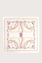 Pañuelo cuadrado de seda con estampado clásico de cadenas y cuerdas en tonos dorados y rosados sobre fondo blanco.