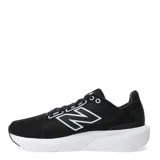 Championes de running New Balance modelo 413, color negro con suela blanca. Presentan un diseño de malla transpirable, cierre con cordones y el logo característico de la marca en el lateral.