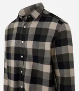 Camisa de algodón con estampado de cuadros en tonos azul, blanco y gris. Cuenta con cuello camisero, mangas largas abotonadas y corte comfort.