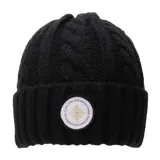 Gorro de lana negro con diseño de punto trenzado y parche circular con logo de la marca.
