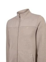 Polar RKF modelo Parma, de color beige, con cuello alto, cierre frontal completo y bolsillos laterales. Presenta un diseño con aplicación de canvas acolchado en la parte superior del pecho.