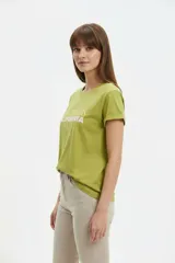 Remera de algodón color beige, de manga corta con vuelta, cuello redondo y corte holgado. Cuenta con un estampado frontal con la inscripción "Manhattan New York East Coast" en tonos celestes.