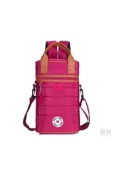 Mochila matera de diseño vertical, color fucsia, con acabado acolchado y detalles en cuero sintético color suela. Cuenta con doble asa superior, correas ajustables y cierre frontal con tirador decorativo. Incluye logo circular con corazón en la parte inferior.
