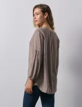Blusa de gasa estampada marca Grand & Green. Tiene cuello a la base, escote en V y abertura con botones.