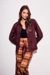 Camisa color borgoña de gamuza sintética, de corte recto, con cuello camisero y cierre frontal con botones.