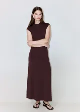 Vestido midi de punto color marrón oscuro, con cuello redondo alto, sin mangas y diseño recto.