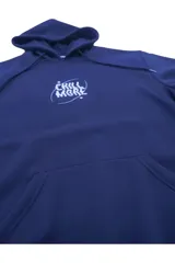 Canguro negro con capucha y bolsillo tipo canguro, confeccionado en mezcla de poliéster y algodón. Presenta un diseño gráfico en la espalda con el texto "CHILL MORE" en tipografía psicodélica, rodeado por una órbita elíptica y dos estrellas.