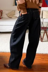 Jean de tiro alto con corte barrel leg, de calce holgado y pierna ancha, confeccionado en denim azul clásico.