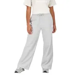 Pantalón de jogging gris con corte ancho, cintura con cordón ajustable y logo de New Balance estampado en blanco en la pierna izquierda.