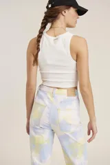 Remera musculosa negra de algodón.