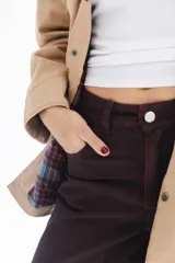 Campera estilo cargo color tostado con cuello de pana marrón, múltiples bolsillos delanteros y cierre frontal con botones a presión.