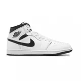 Championes Jordan 1 Mid, color blanco con detalles en negro. Diseño de caña media con el logo de Nike en los laterales y el logo de Air Jordan en el tobillo.