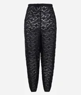 Pantalón estilo aladdin confeccionado en encaje negro con textura. Presenta cintura elástica y puños ajustados en el dobladillo, con un corte holgado y fluido.
