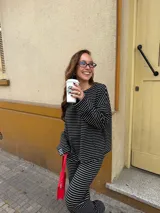 Conjunto de dos piezas de viscosa rayada en color azul marino y blanco, compuesto por un buzo de manga larga de corte holgado y un pantalón ancho tipo palazzo con cintura elástica.