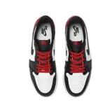 Championes Air Jordan 1 Low OG, color blanco, negro y rojo. Diseño de caña baja con cordones rojos, logo Nike en negro y suela blanca con detalles rojos.