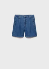 Short de jean de tiro medio con diseño recto, cierre frontal de cremallera y botón, bolsillos laterales y detalle de pinzas delanteras.