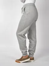 Pantalón de jogging gris melange, corte holgado, con cintura elástica ajustable con cordón y bolsillos laterales.