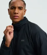 Campera deportiva reversible de manga larga con cierre frontal de cremallera, cuello alto y bolsillos laterales. Confeccionada en poliamida con forro interior de fleece, presenta un pequeño logo estampado en el pecho.