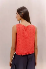 Musculosa en broderie de color rojo coral, con cuello redondo y diseño sin mangas.
