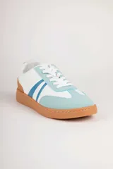 Championes deportivos para mujer Paddock modelo Aegon, con diseño en color blanco, detalles en beige y marrón tostado, y franjas laterales oscuras. Cuenta con suela de goma color camel y cordones blancos.
