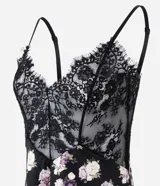 Camisón corto de microfibra con estampado floral, presenta un diseño con escote en V decorado con encaje negro y breteles finos ajustables.